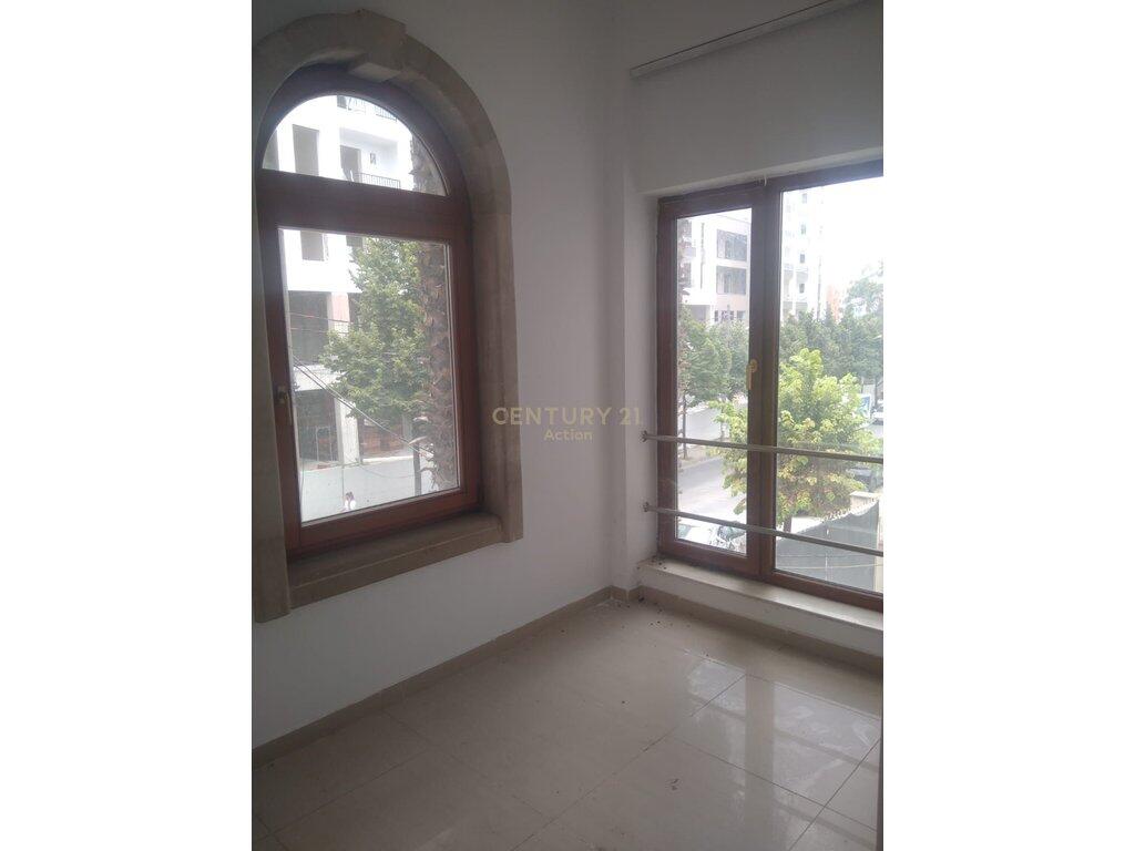 Edificio di 5 piani ideale in affitto per alloggio, clinica, scuola, airbnb, ecc.