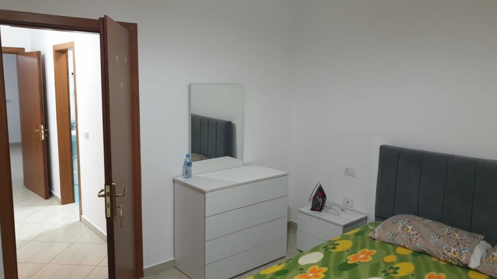 Nella zona di Fresku, Complesso Kotorri, è in affitto un appartamento arredato 2+1+2. 45.000 Leke