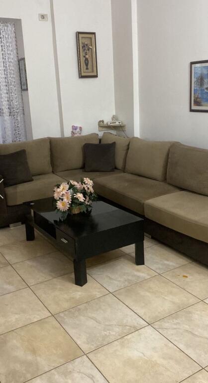 Yzberisht, jepet me qera apartament 1+1!