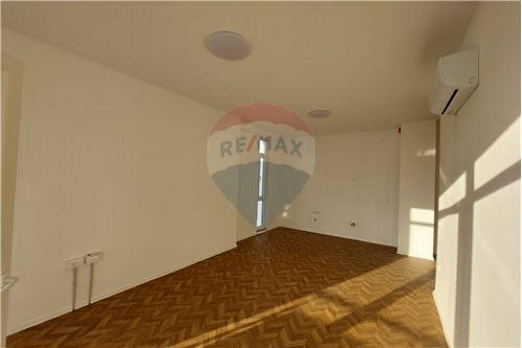 INVESTED OFFICE FOR RENT IN THE MUNICIPALITY OF PARIS !