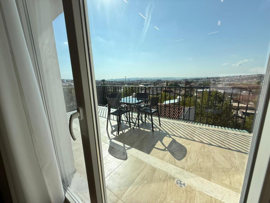 🏡 Vendesi in vendita Appartamento 2+1 con veranda 📍 Kinostudio – Via Myslym Keta, Tirana