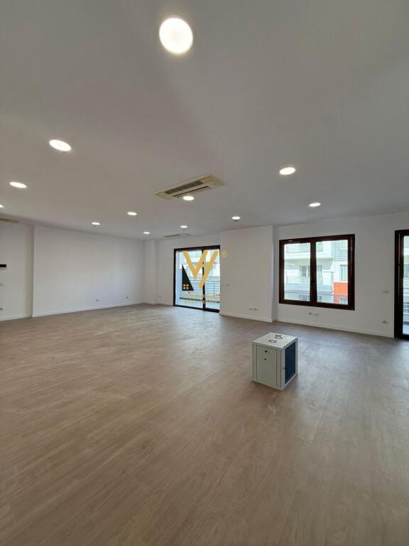 OFFICE 190 M2 FOR RENT AT DELIJORGJI 250,000 LEKE