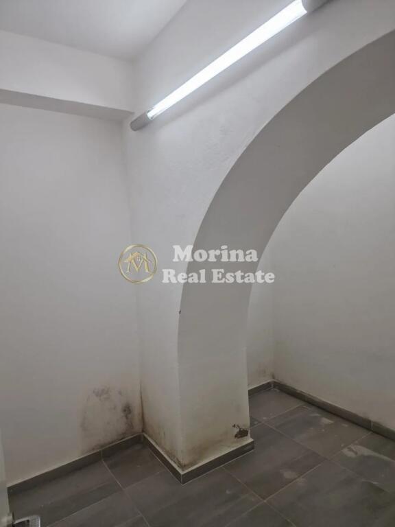 e Qera, Ambient Biznesi,  Rruga Fortuzi, 450 euro/muaj.