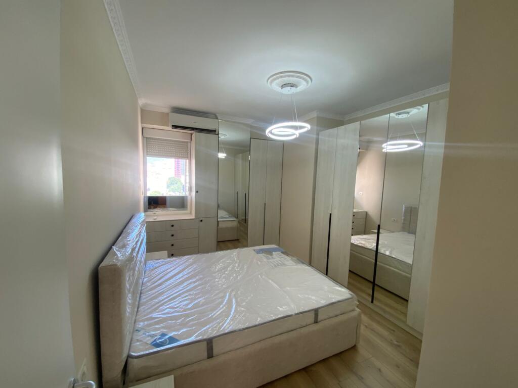 Jepet me qera 1+1 mobiluar  te stacioni I trenit 700 wu