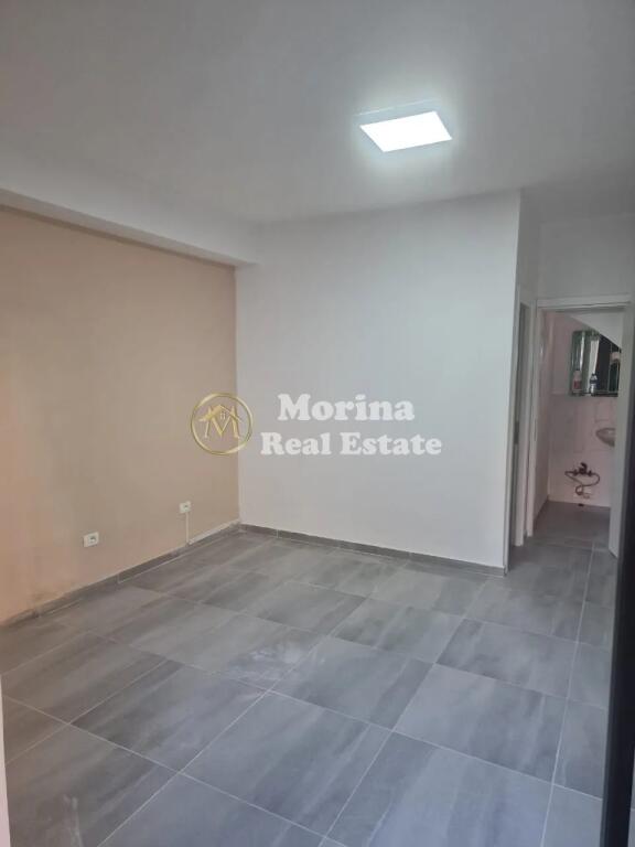 e Qera, Ambient Biznesi,  Rruga Fortuzi, 450 euro/muaj.