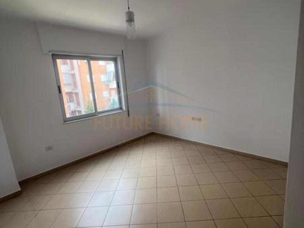 In vendita, Appartamento 3+1+2, Via Thesari, Fresk, Tirana.