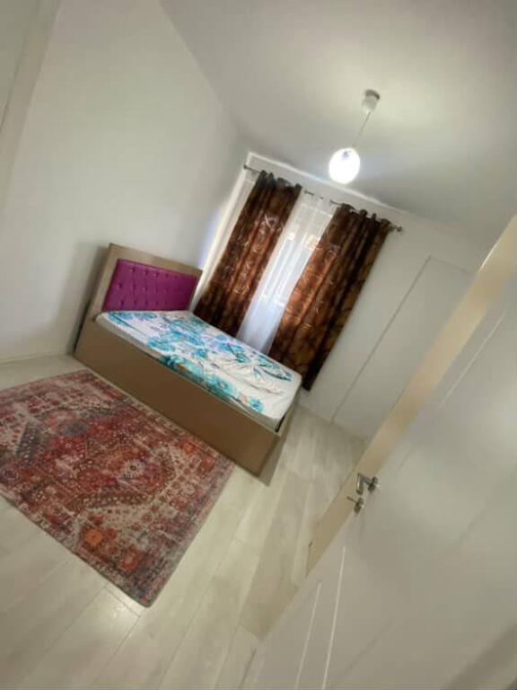 🏡 Me Qira – Apartament 2+2+1 📍 Liqeni i Thatë – Kompleksi FZ, kati i 2 📐 Apartament i bollshëm me organizim modern 🛋️ I mobiluar dhe gati për banim  💶 Qiraja: 650 € / muaj  