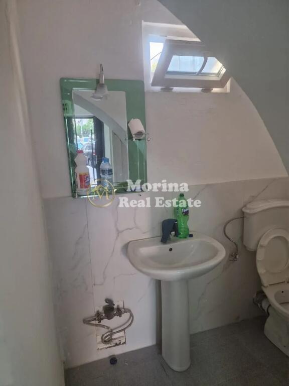 e Qera, Ambient Biznesi,  Rruga Fortuzi, 450 euro/muaj.