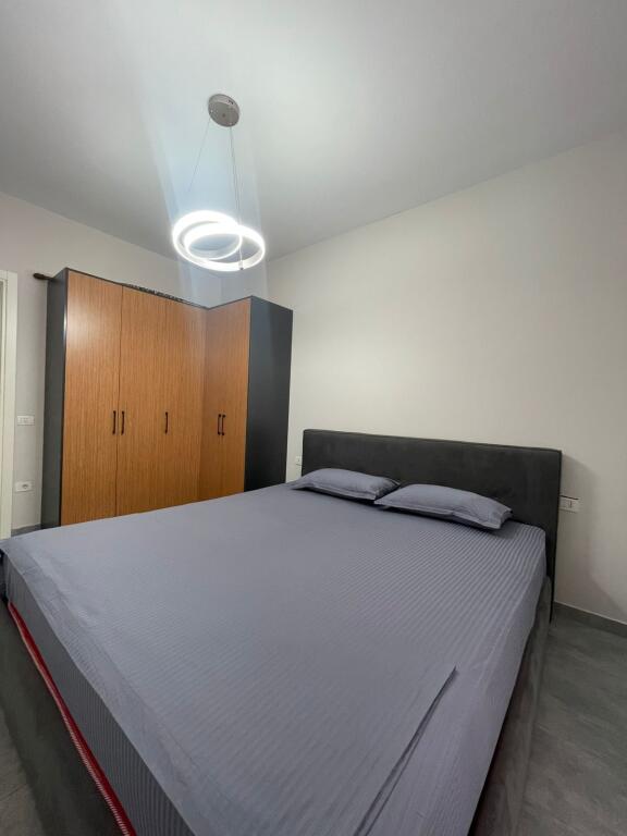 Jepet me qira apartament 1+1 tek Kompleksi Delijorgji .