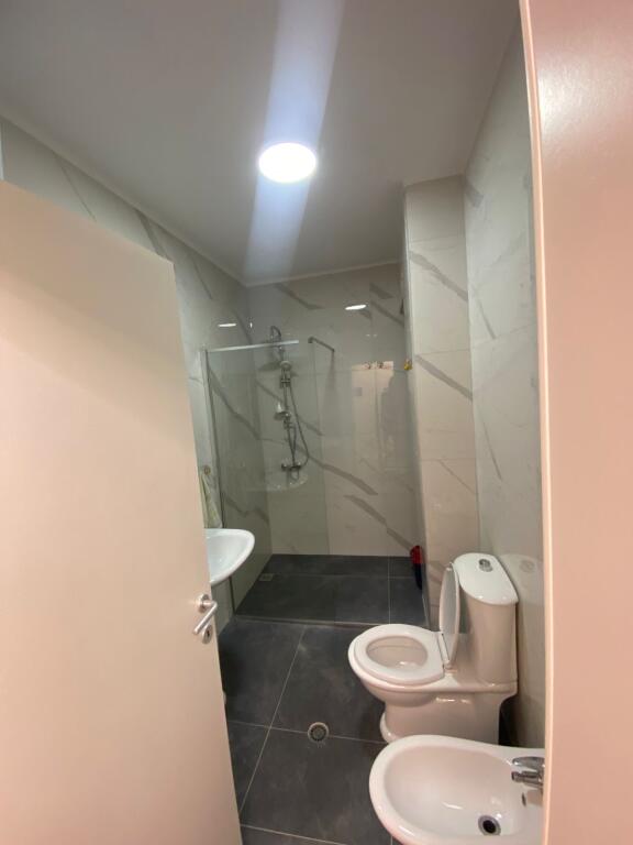 Jepet Apartament me qera 1+1 te Stacioni Trenit