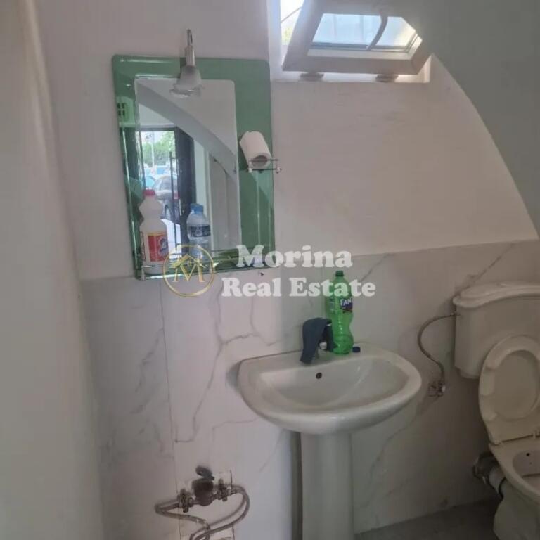 e Qera, Ambient Biznesi,  Rruga Fortuzi, 450 euro/muaj.