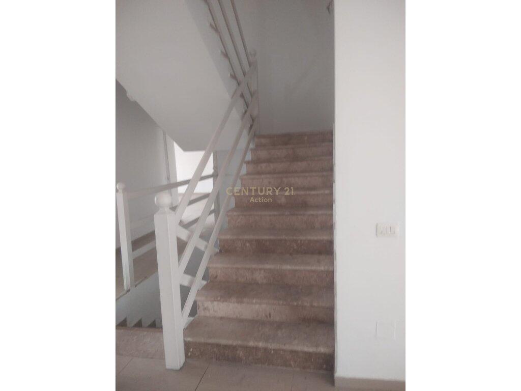 Edificio di 5 piani ideale in affitto per alloggio, clinica, scuola, airbnb, ecc.