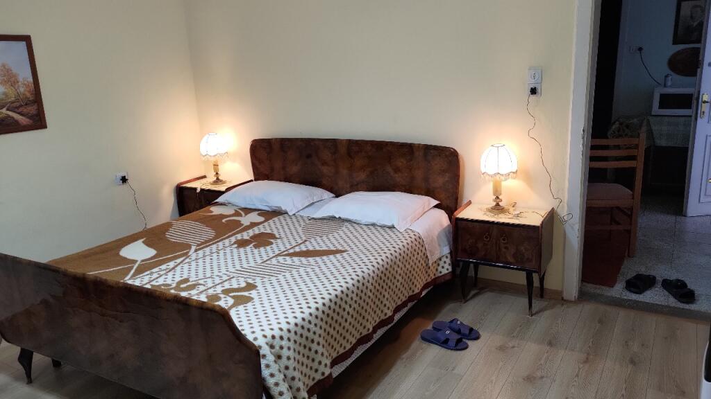 🏠Rruga Mine Peza,pas Komisariatit Nr.3 jepet me qera kati i 1-re i nje vile 2+1,i mobiluar 60,000Leke   