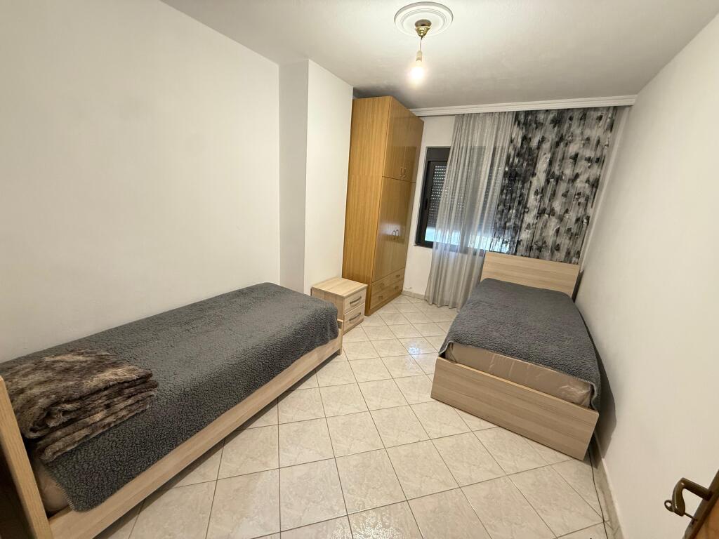 🏡 In affitto – Appartamento 2+1 📍 Vicino a 5 Maji, Tirana  📐 105 m² | 🛋️ 2 camere da letto + soggiorno | 🛁 2 bagni 🌞 Balcone | 🏗️ 2° piano con ascensore  💶 Affitto: 500 mila lek/mese 📌 Condizioni: 3 mesi di anticipo ❌ Non affittato a studenti  