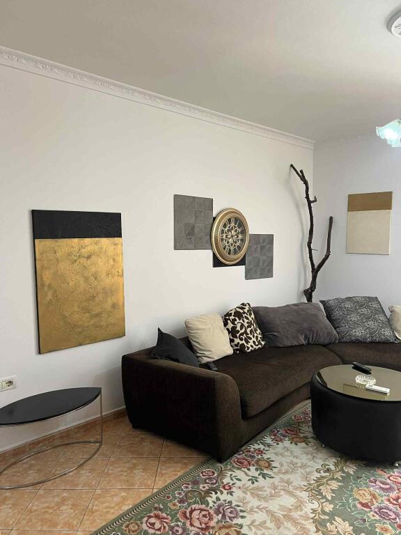 Jepet me qira 2+1+2 ZOGU I ZI 700€