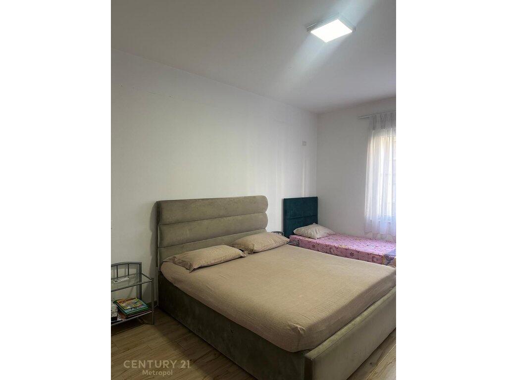 Apartament 1+1 + post parkimi Me Qira në Rruga 5 Maji!
