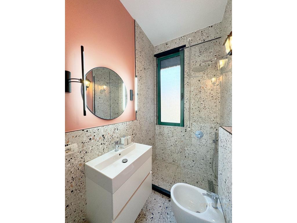 Apartament super i mobiluar prane Pazarit te Ri!