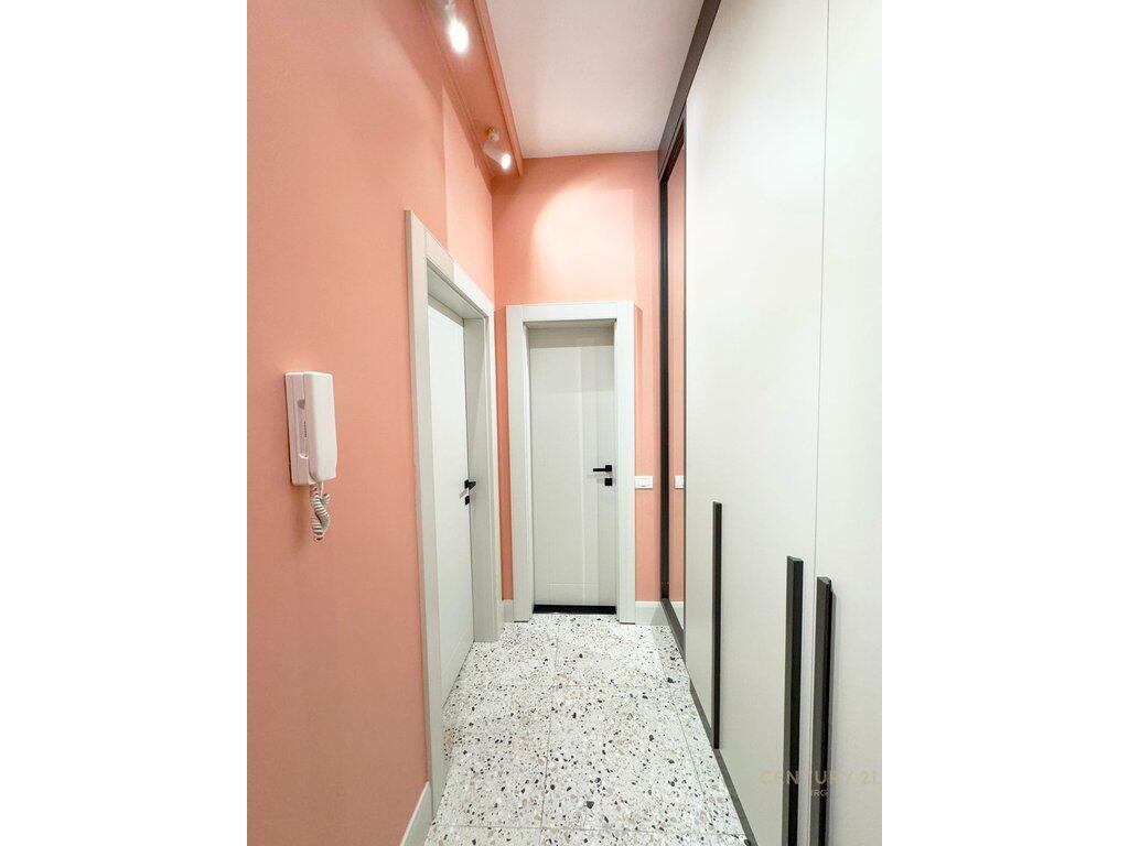 Apartament super i mobiluar prane Pazarit te Ri!