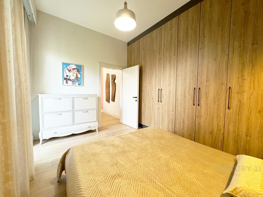 Apartament super i mobiluar prane Pazarit te Ri!