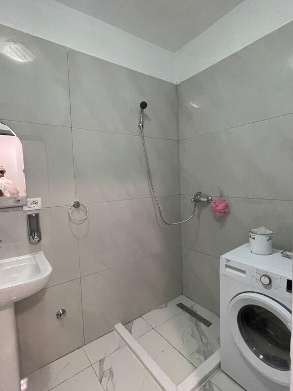 2+1,nuovo edificio con ascensore,incrocio del 21 dicembre,prezzo 650 euro