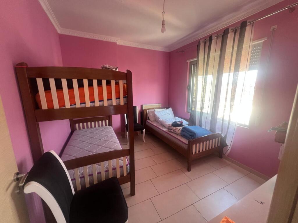 2+1 Me Qera, Astir, Hotel Marinaj