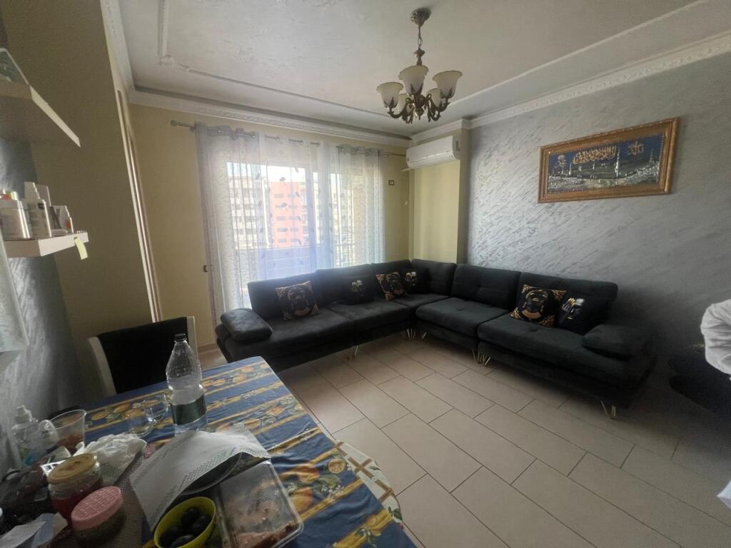 2+1 Me Qera, Astir, Hotel Marinaj