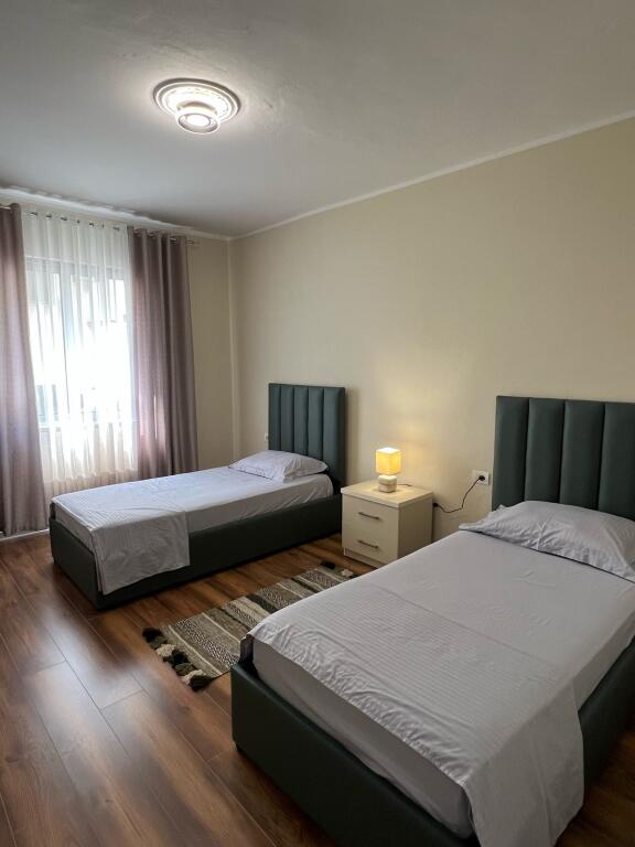 Jepet me Qera Apartament 2+1 me Mobilim Luksoz, Durrës (pranë Stacionit të Trenit)

