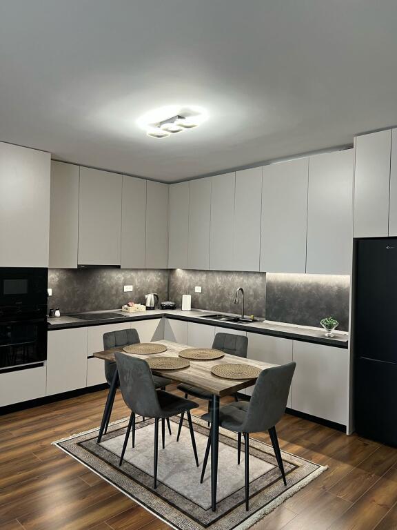 Jepet me Qera Apartament 2+1 me Mobilim Luksoz, Durrës (pranë Stacionit të Trenit)
