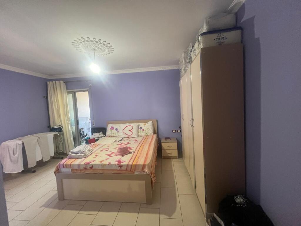 2+1 Me Qera, Astir, Hotel Marinaj