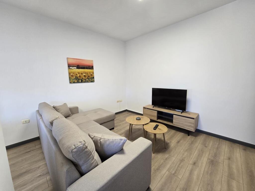 Affittiamo appartamento 2+1 Komuna e Parisit !