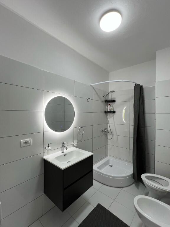 Jepet me Qera Apartament 2+1 me Mobilim Luksoz, Durrës (pranë Stacionit të Trenit)
