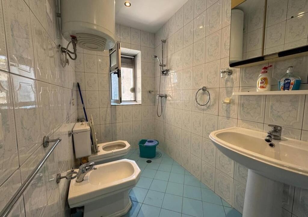 Shitet apartament 1+1 prane Pazarit te ri
