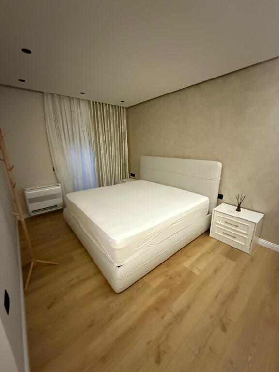 Affittasi super appartamento 2+1+2 nel centro di Tirana, via Bogdaneve