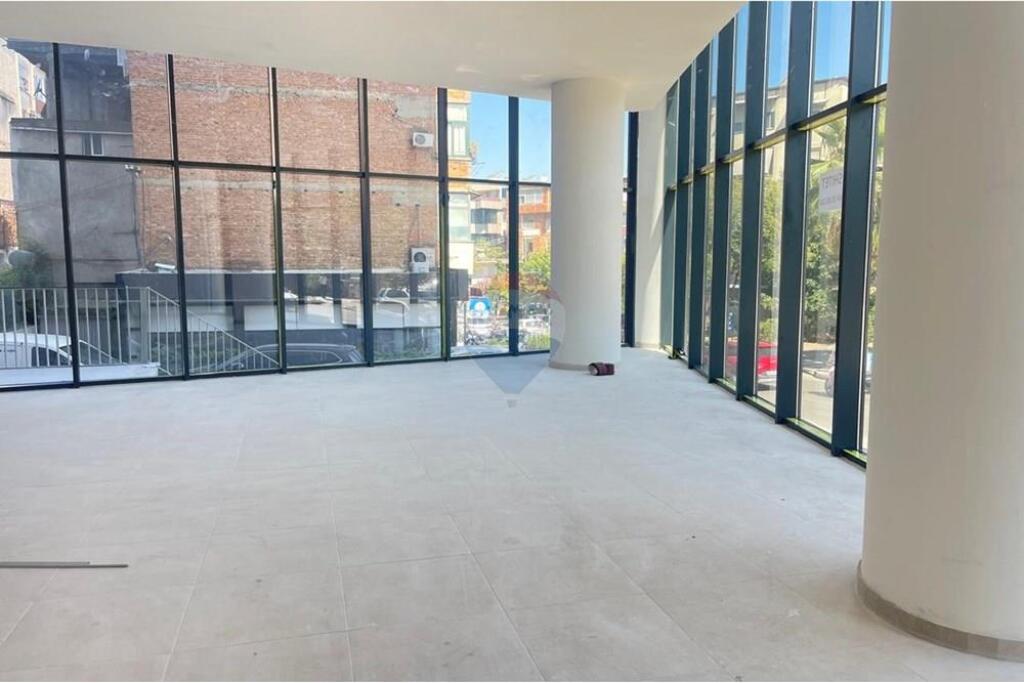 Unità commerciale Corner in vendita!