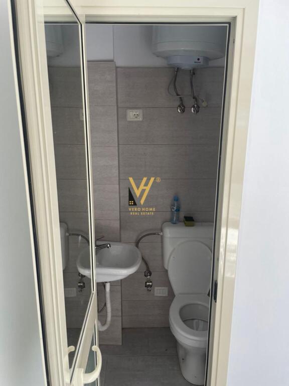 VENDESI COMMERCIALE IN VENDITA 20 M2 A MYSLYM SHYR 75.000 EURO