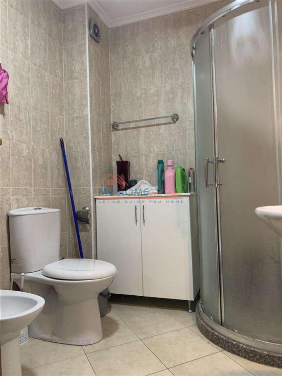 Apartament 1+1 me qera Komuna e Parisit Tirane