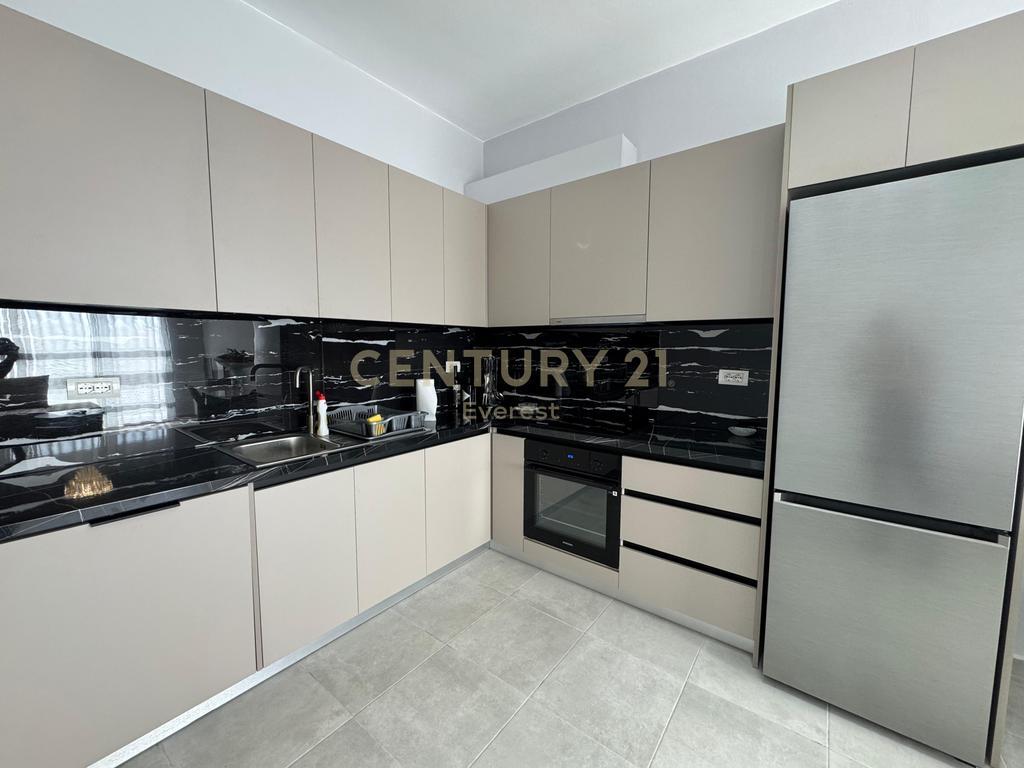 BRRYLI, APARTAMENT 2+1+PARKIM PER QIRA 750 € /Muaj