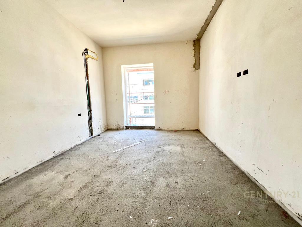 Shitet Apartament 3+1+2 te Kika 3, Komuna e Parisit (pranë CONAD-it)