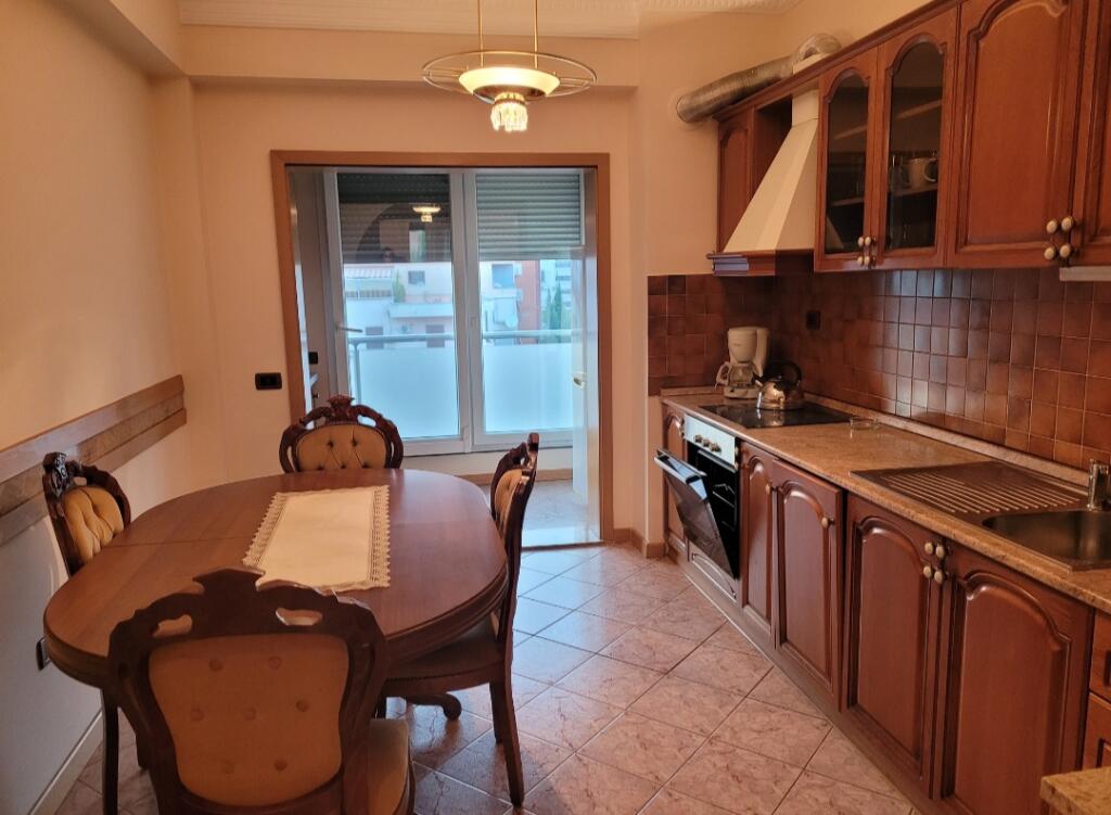 Shitët  super apartament  3+1+2 ne zemër te bllokut