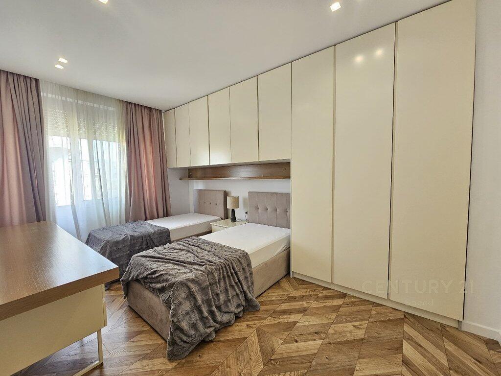 Apartament 2+1+2 me pamje nga Liqeni i Thate, tek Hotel Radisson ! 850 € /Muaj