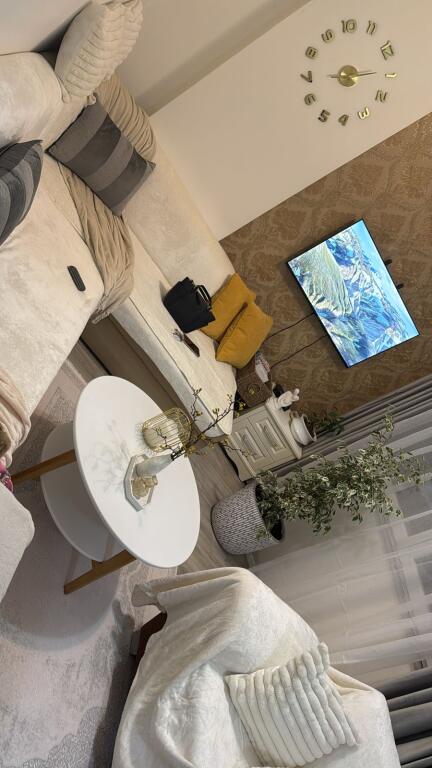 🏢Via 5 Maji, dietro il Concord Center, appartamento in affitto, 1+1, arredato. 40.000 Leke   