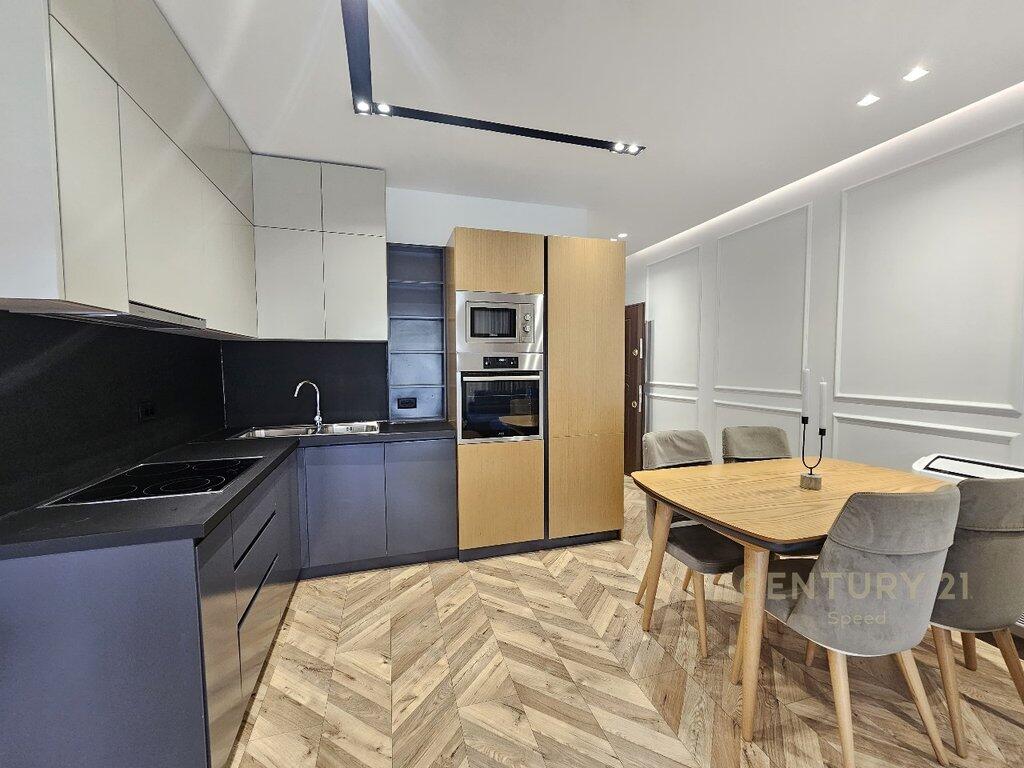 Apartament 2+1+2 me pamje nga Liqeni i Thate, tek Hotel Radisson ! 850 € /Muaj