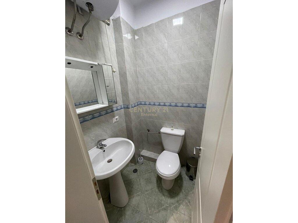 Apartamenti 3+1+2 tek IshSstacioni i Trenit per qira 1,000 € /Muaj