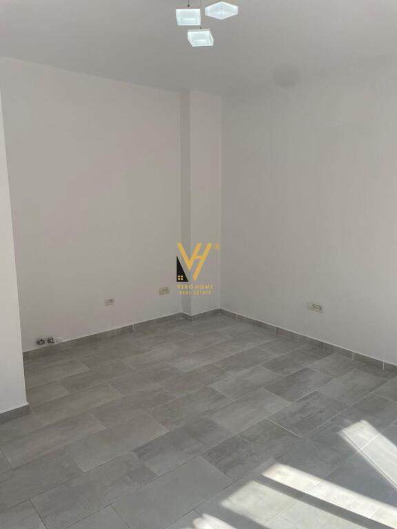 VENDESI COMMERCIALE IN VENDITA 20 M2 A MYSLYM SHYR 75.000 EURO
