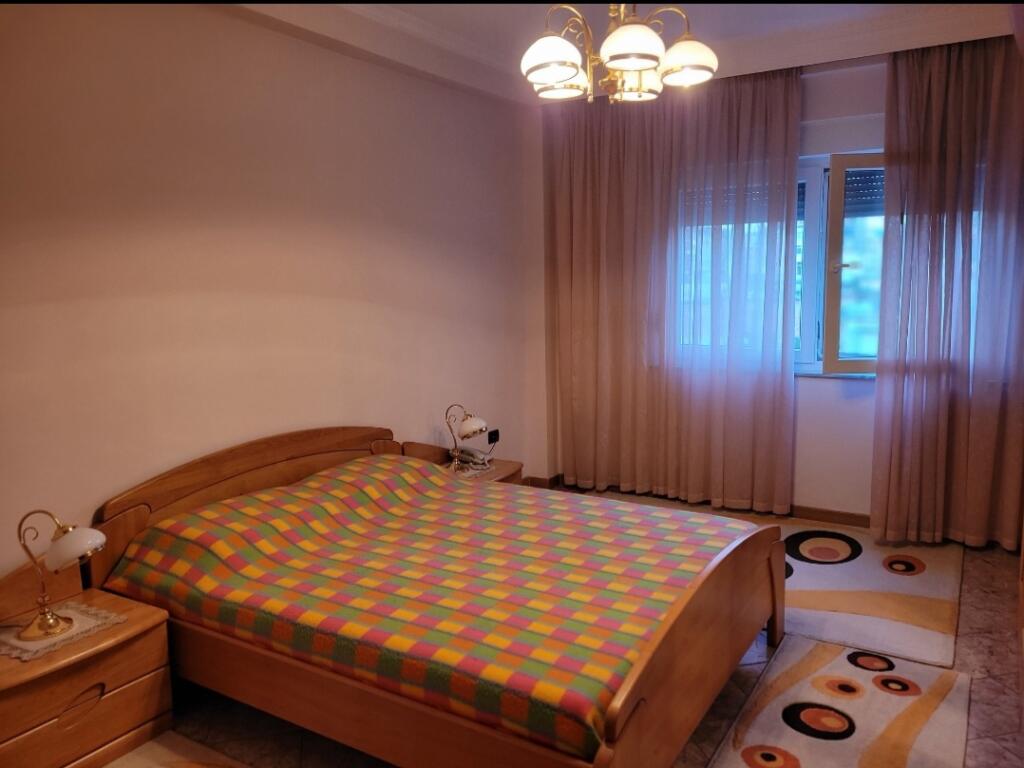 Shitët  super apartament  3+1+2 ne zemër te bllokut