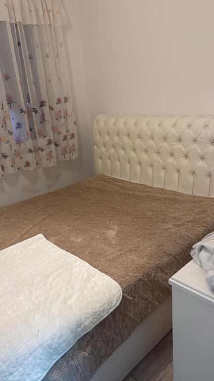 🏢Via 5 Maji, dietro il Concord Center, appartamento in affitto, 1+1, arredato. 40.000 Leke   