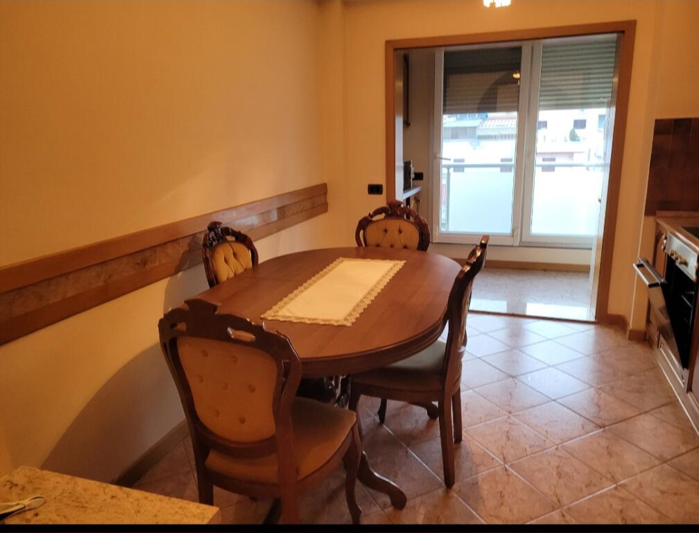 Shitët  super apartament  3+1+2 ne zemër te bllokut