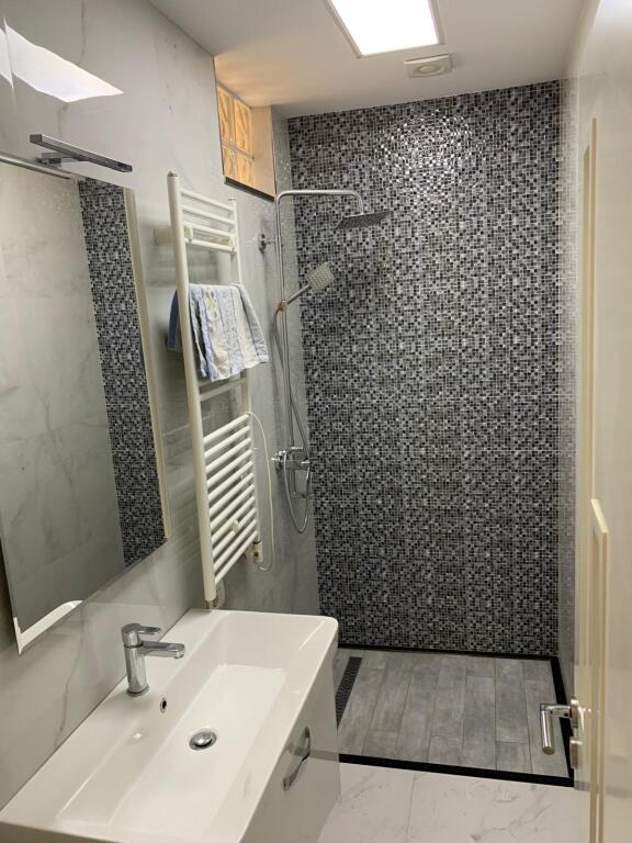 Sheshi Skenderbej Apartament me qera 2+1+2 750 euro
