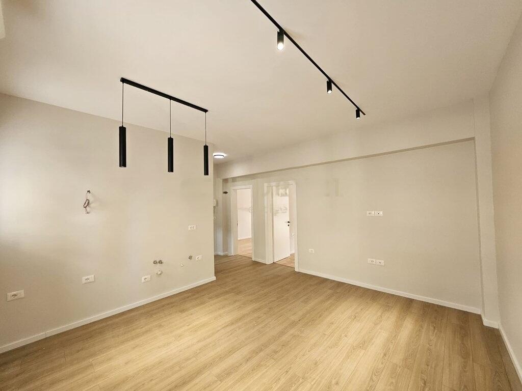 OFFICE SPACE FOR RENT, CENTER NEAR THE NEW MARKET ABOVE NEPTUN, TIRANA!