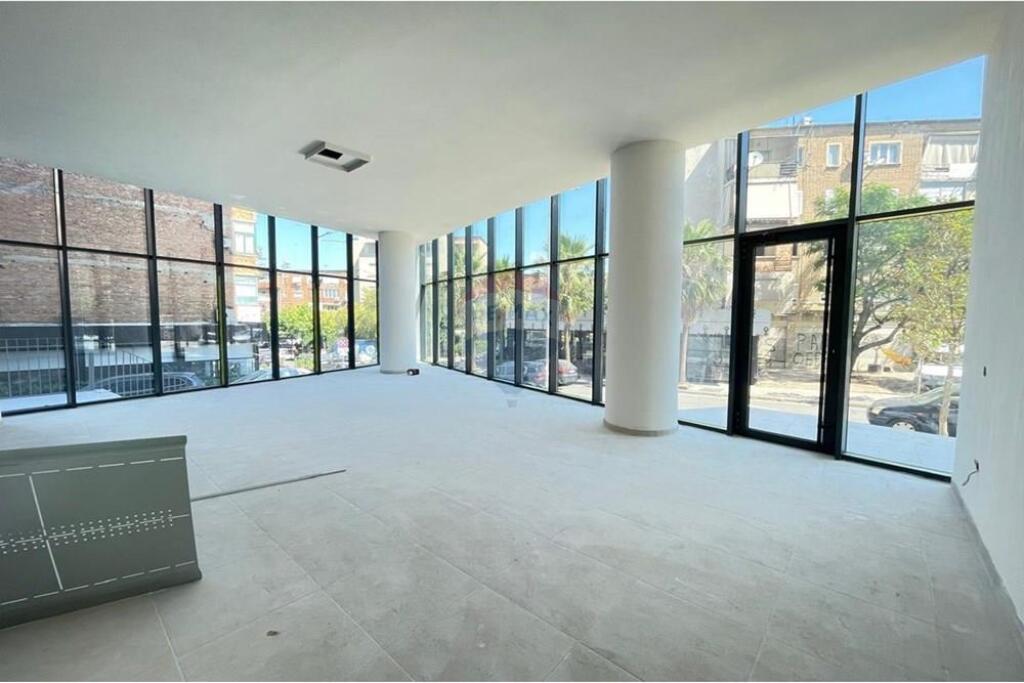 Unità commerciale Corner in vendita!